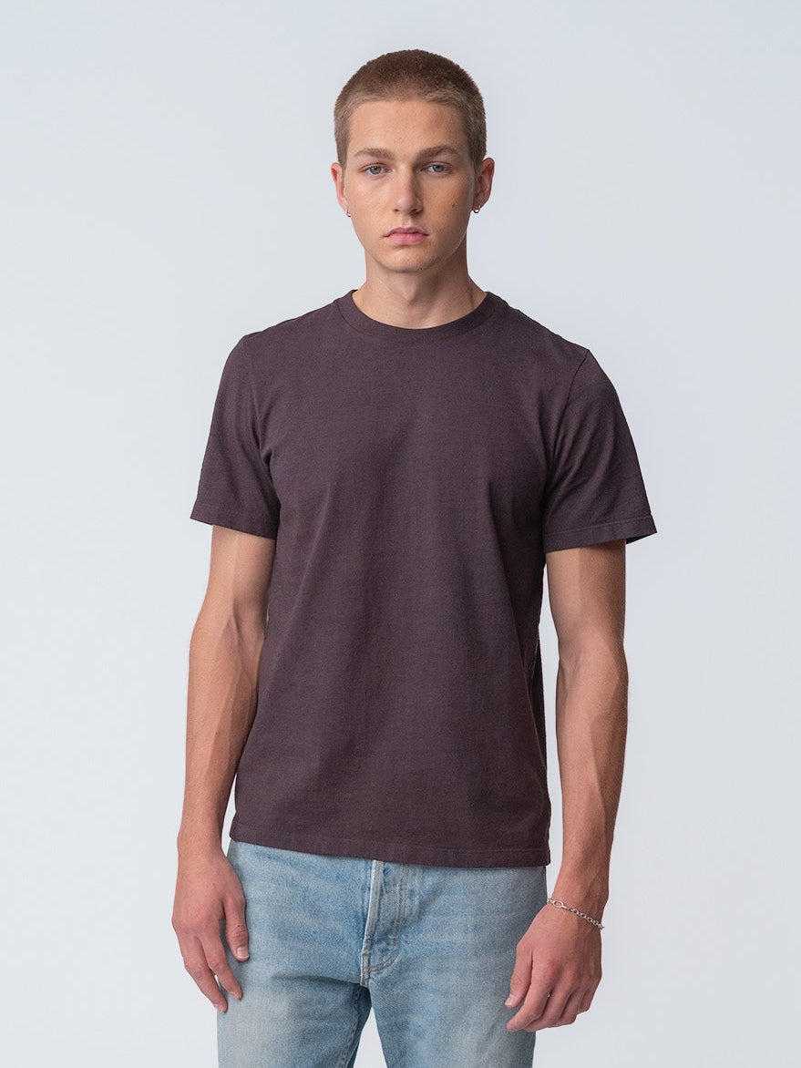 hanover staple t shirt on model cacao color way 
