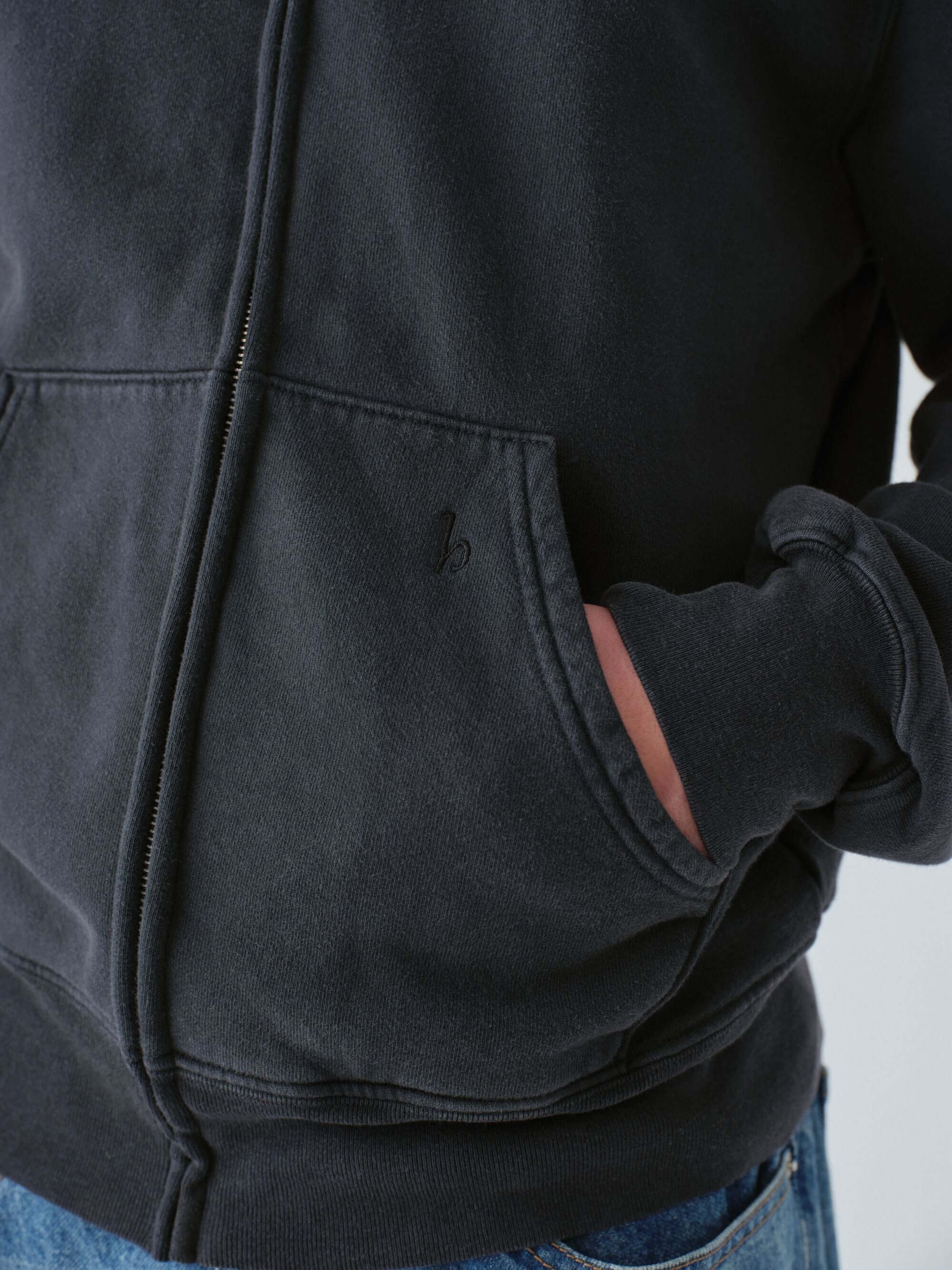 Close-up of a person wearing  Hanover a zip hoodie vintage black 