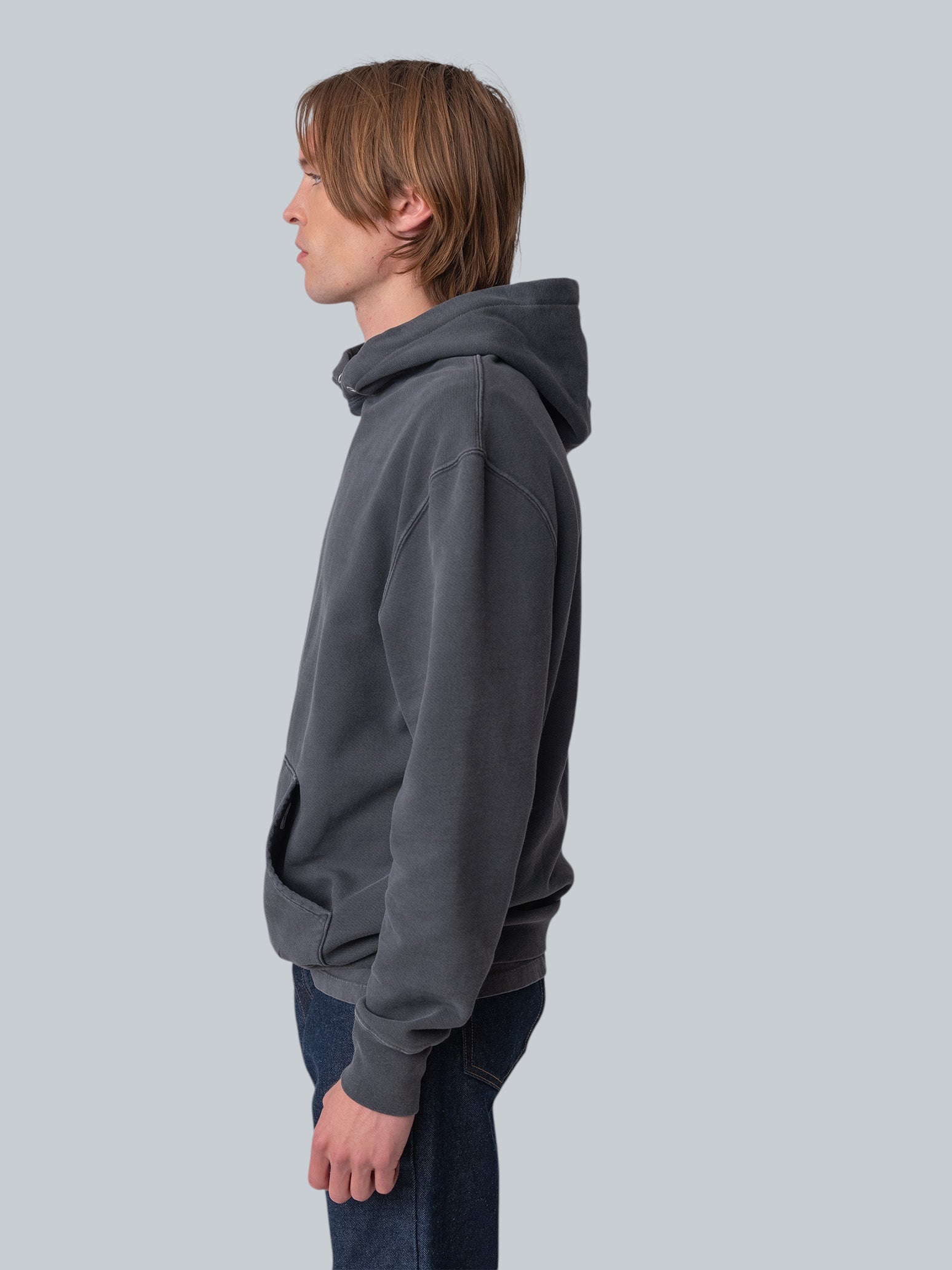 Detail Hanover sunwashed hoodie sweatshirt charcoal on model side