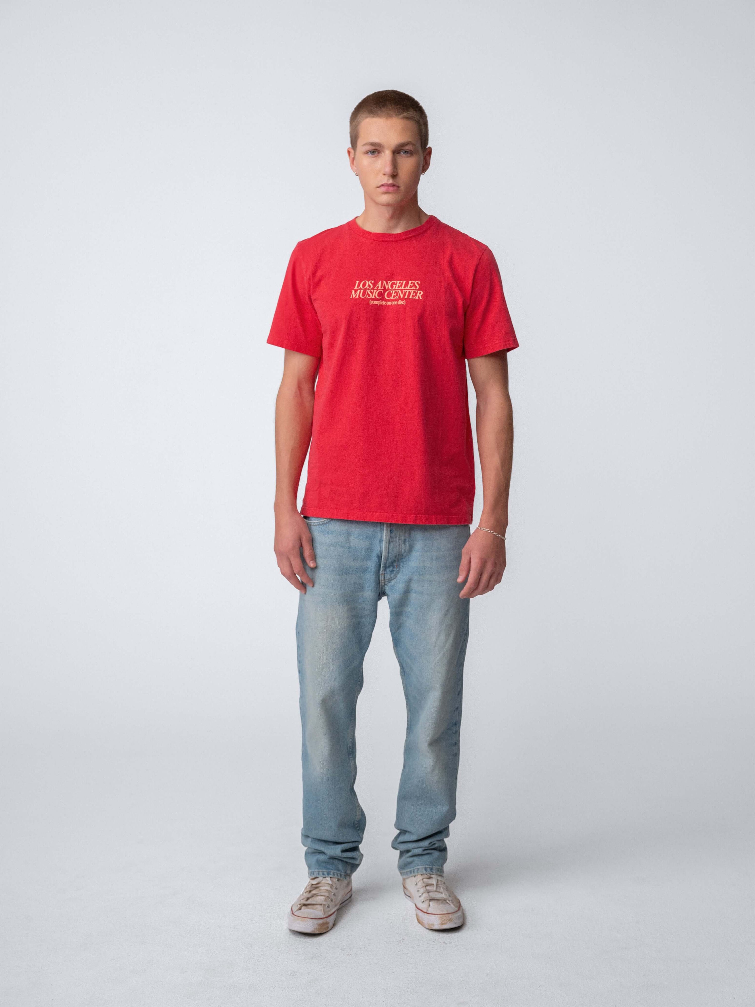Drift Jeans worn by a model with a red shirt and washed blue denim, showcasing classic style and comfort.